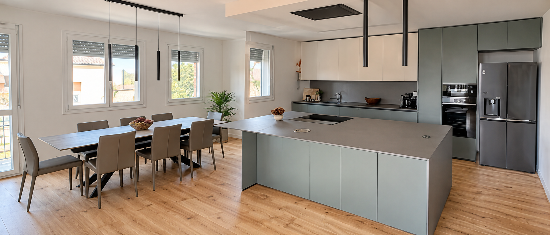 Cucina e zona giorno con isola e pavimento in legno
